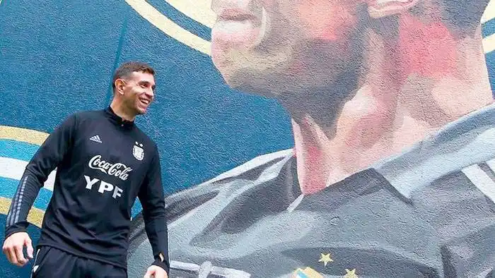 �SDibu⬝ Martínez viajó de urgencia a la Argentina y se entrenó en soledad en el predio de AFA