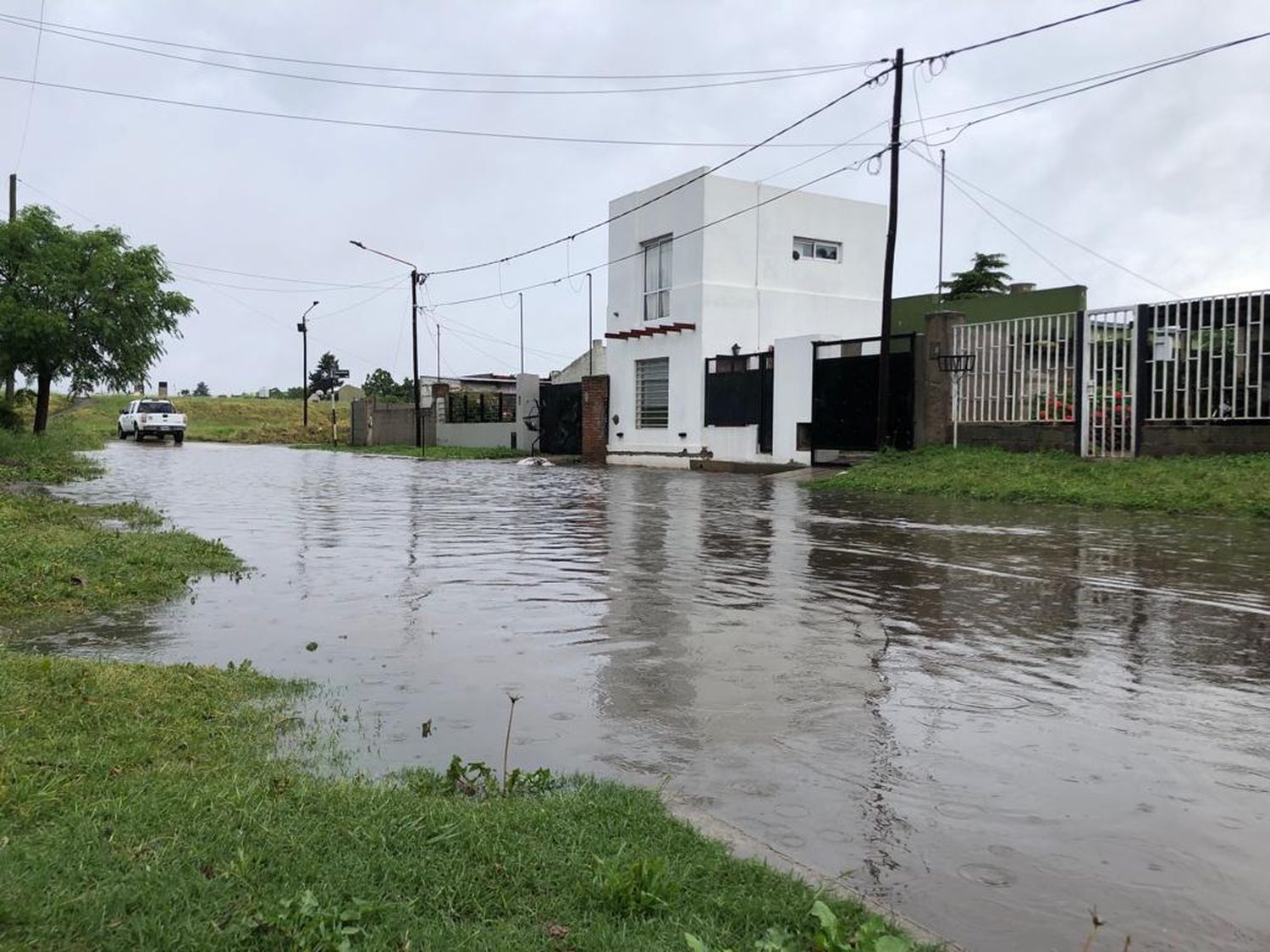 Mosconi y Magallanes, un río después de la lluvia