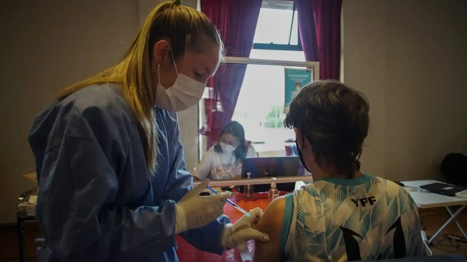 Comenzaron a vacunar en la ciudad a los adolescentes sin factores de riesgo