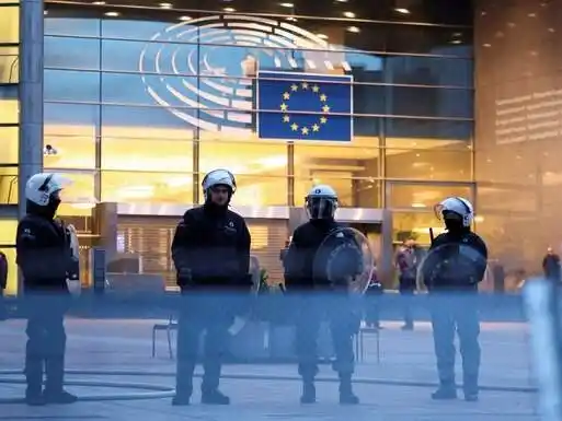 Policías frente a la sede del Parlamento Europeo.