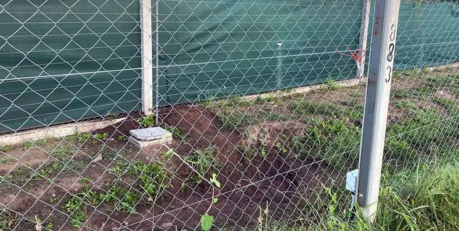 La banda cavó un túnel para eludir el cerco eléctrico, atravesar alambrados y evitar ser detectados por las cámaras.