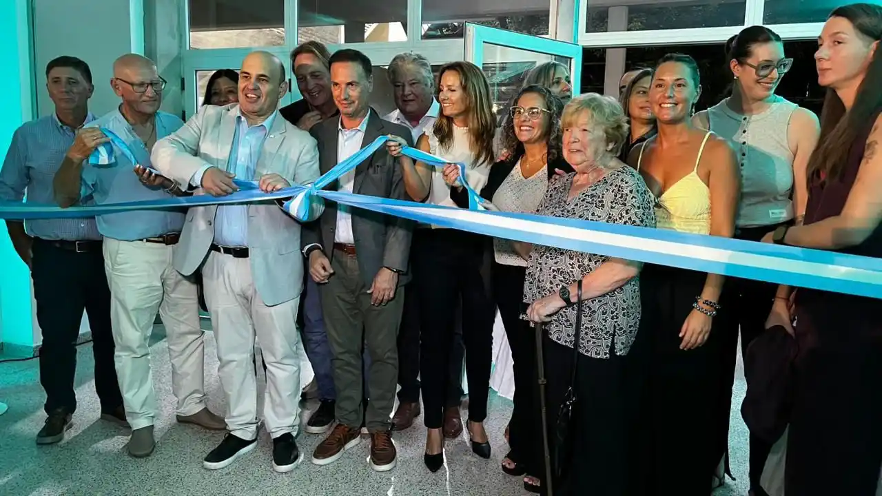 El momento del corte de cinta.