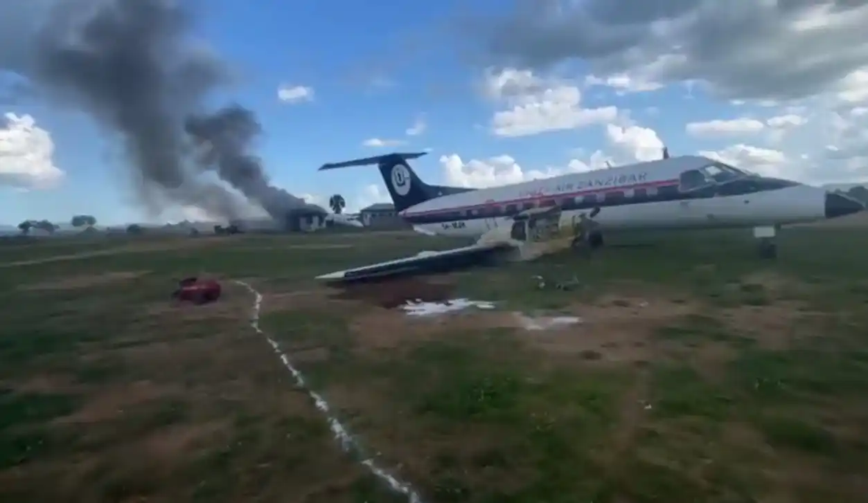 ¡INSÓLITO! 2 aviones del mismo modelo se accidentan por la misma falla y el mismo día, en aeropuerto de Tanzania (+VIDEO)
