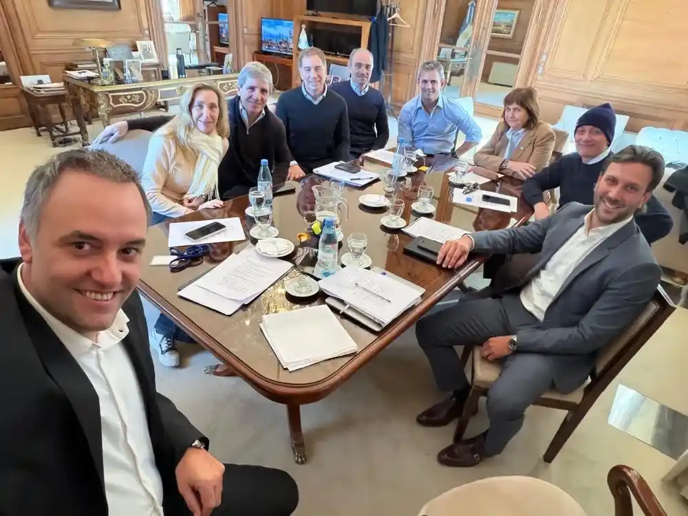 Adorni, Karina Milei,  Luis Caputo, Santilli, "Lule" y Martín Menem, Bullrich, Caputo y Devitt.