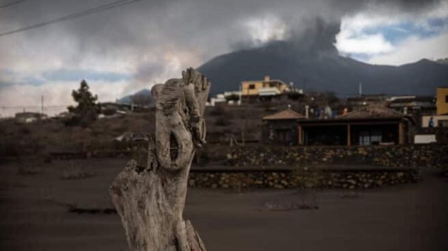 SE CAYÓ DEL TEJADO CUANDO LIMPIABA CENIZAS: hombre de 70 años es la primera víctima del volcán de La Palma