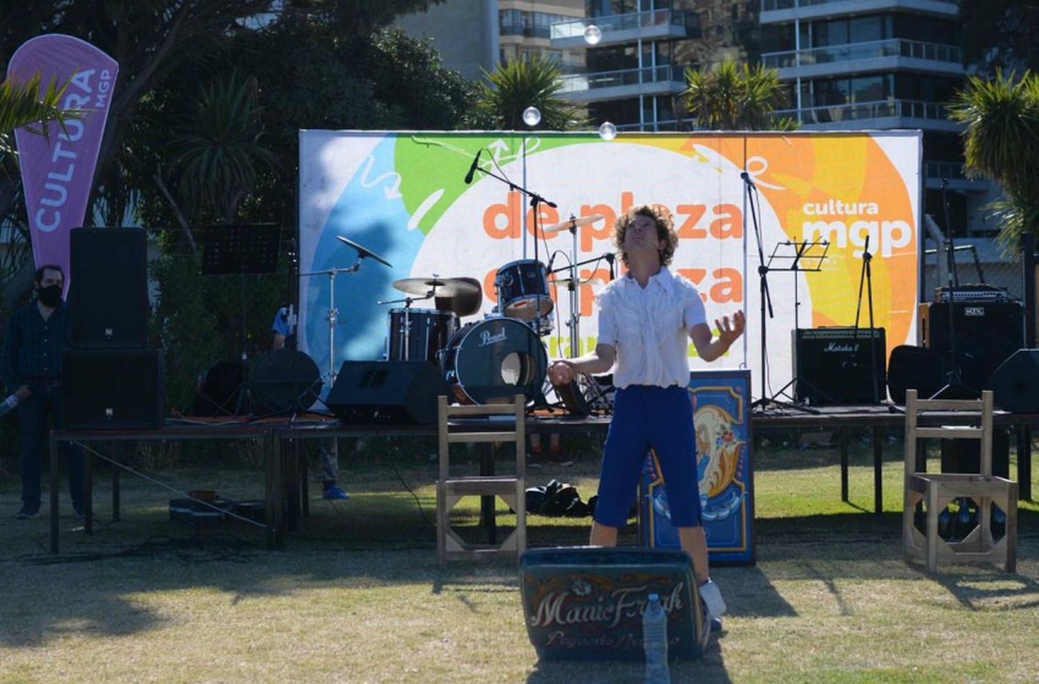 Artistas le exigen a Balmaceda el pago del programa "De Plaza en Plaza"