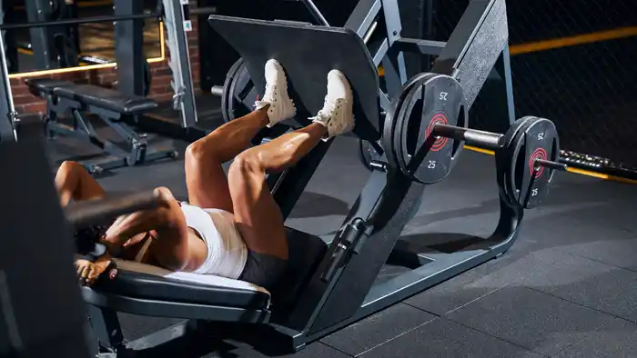 Este es el ejecicio que te ayudará a marcar los músculos de tus piernas/ DeporteGlam