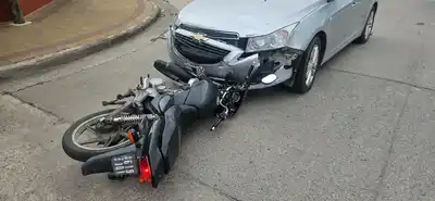 Un nuevo accidente de tránsito tuvo lugar en la intersección de Rosalía de Castro y Piedrabuena.