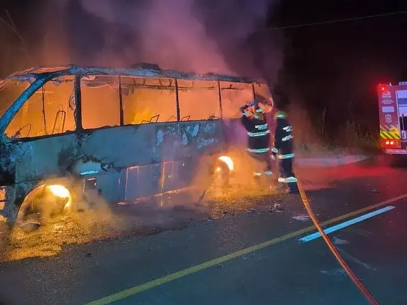 Un micro quedó destruido por un incendio 
y un motociclista murió tras una caída