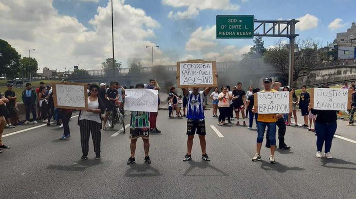 Asesinaron a un adolescente y su familia y amigos cortan la General Paz