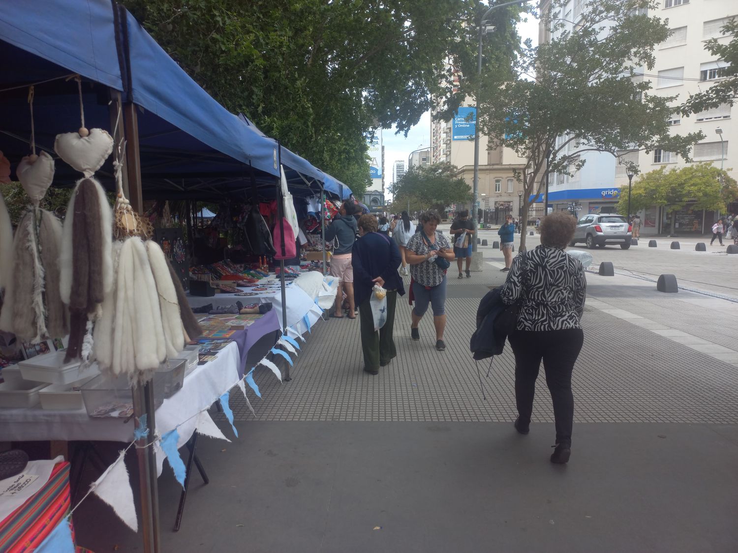 La feria la de la Plaza San Martín vuelve a brillar tras la finalización de las obras sobre la Peatonal