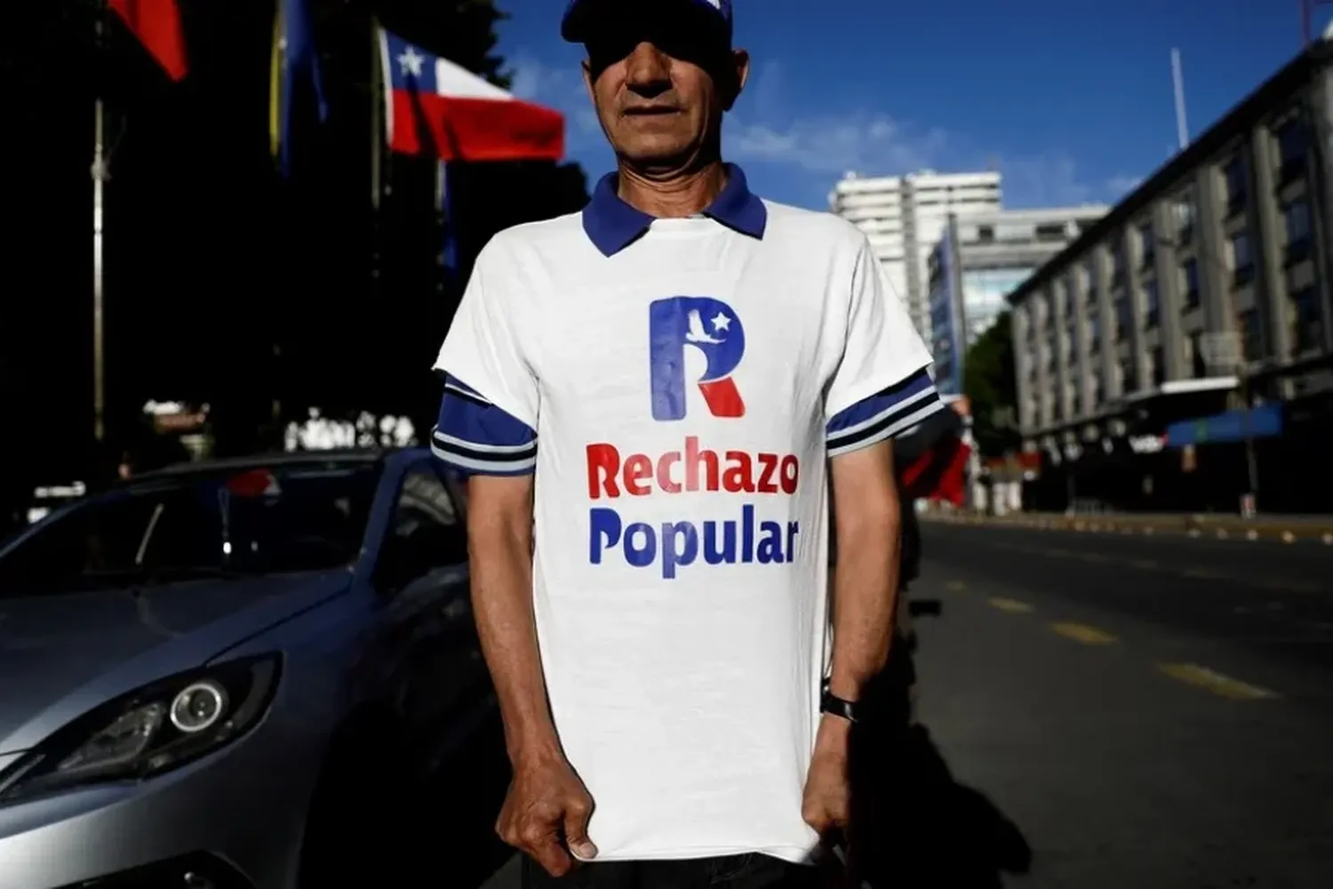 Un hombre que está en contra de una nueva constitución muestra una camiseta con un lema después del cierre de las urnas. Crédito: REUTERS / Juan González