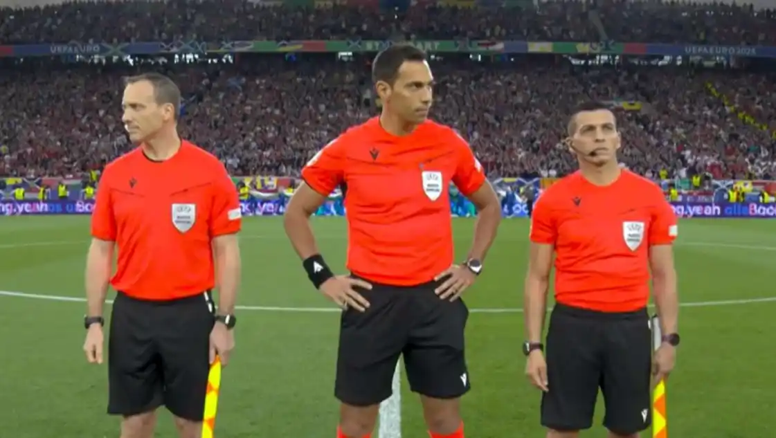 Tello dirigió su segundo partido en la Eurocopa: el gol agónico y la curiosa infracción que tuvo que cobrar