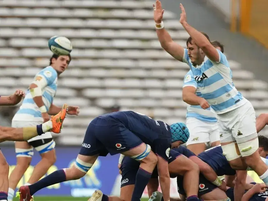 El escocés Ben White patea mientras Franco Molina intenta tapar el kick. Foto: AP.
