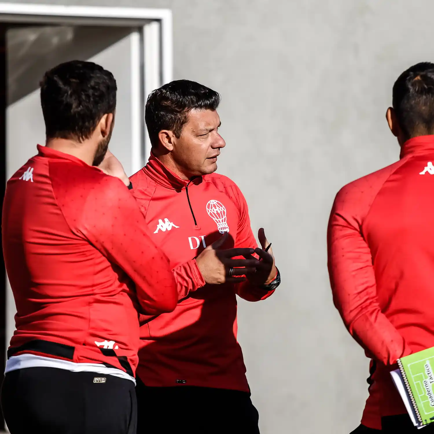 Battaglia tiene su estreno como DT de Huracán.