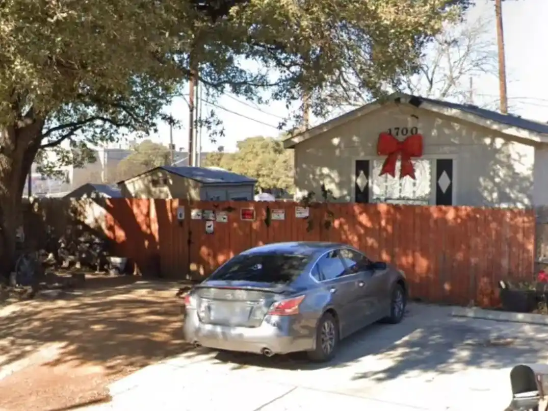 Horror en Texas: rescataron a una mujer que estaba encadenada y había sido torturada en el patio de una casa