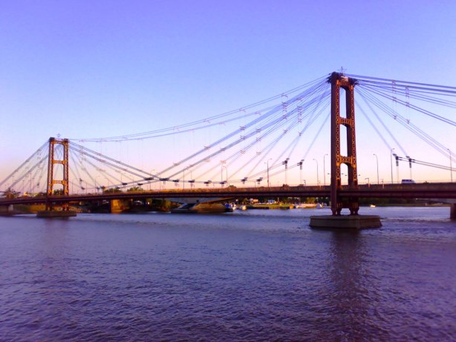 Buscan a una persona que se arrojó del Puente Colgante