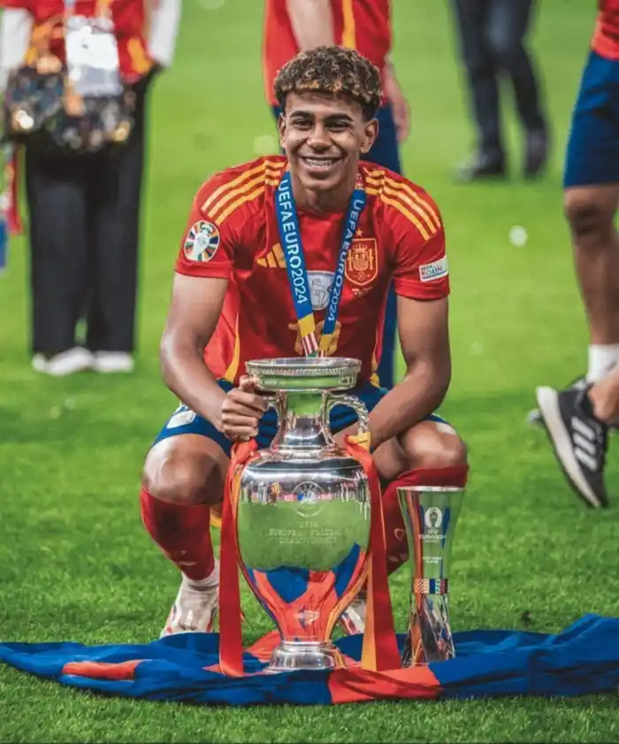 Lamine Yamal luego de ganar su primer título con la camiseta de España