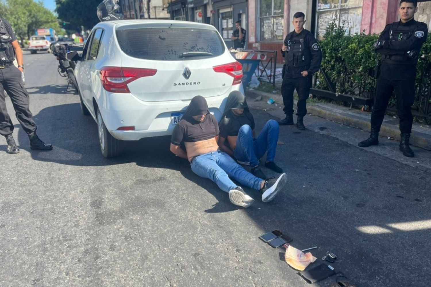 Detuvieron a dos sospechosos de robar autos con inhibidores frente a la terminal de ómnibus