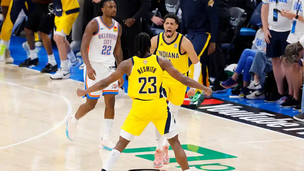 Haliburton festeja junto a Nesmith el doble que le dio el triunfo a Indiana Pacers