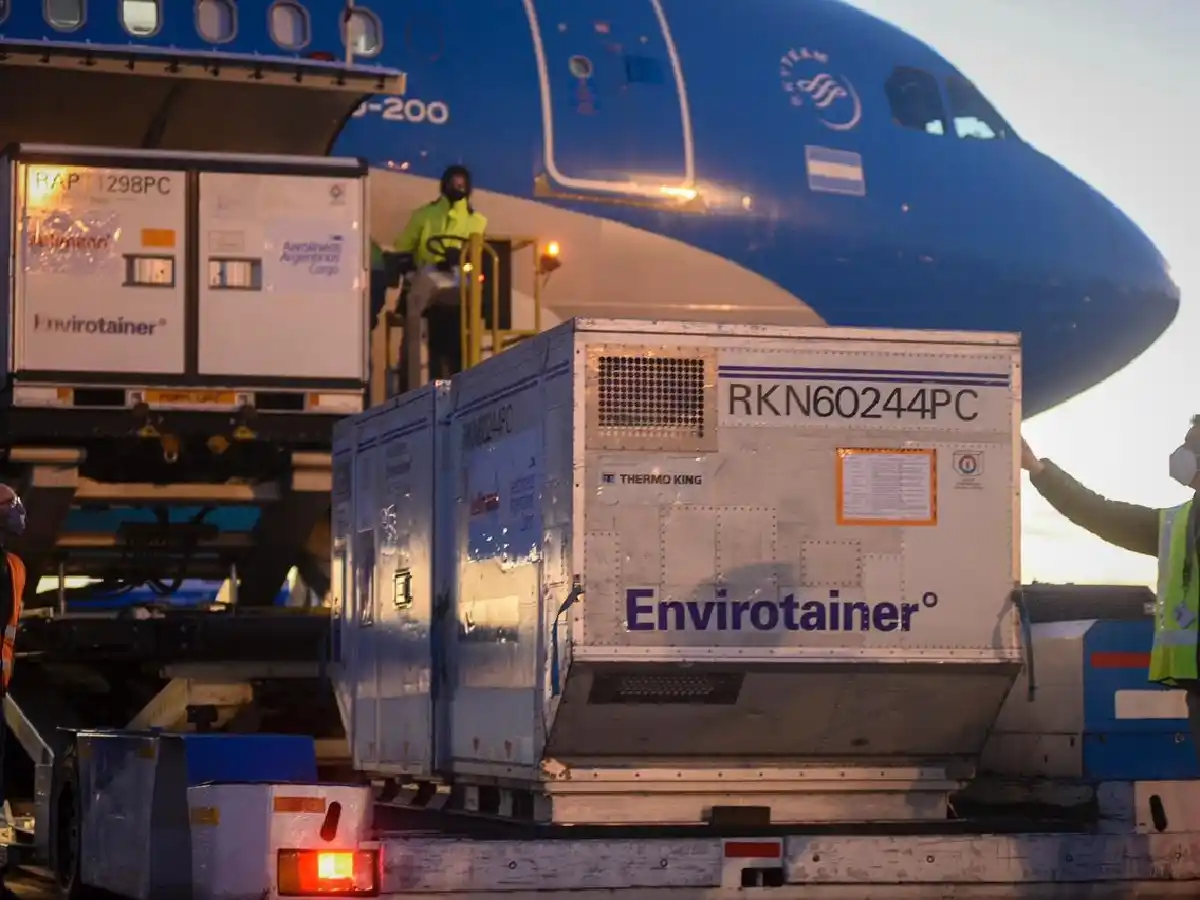 Arribó a Ezeiza el nuevo cargamento de 768 mil dosis de Sinopharm