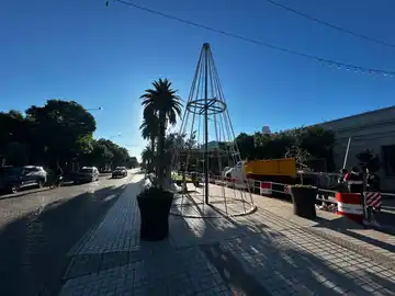 Sol pleno y calor en aumento en la previa al encendido del arbolito de Navidad