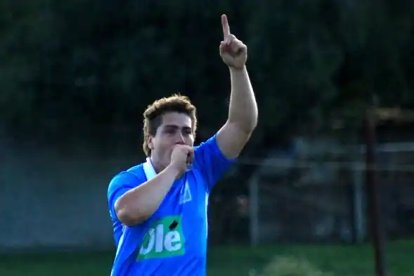 Defensores goleó a La Vencedora y volvió a la punta de las posiciones  