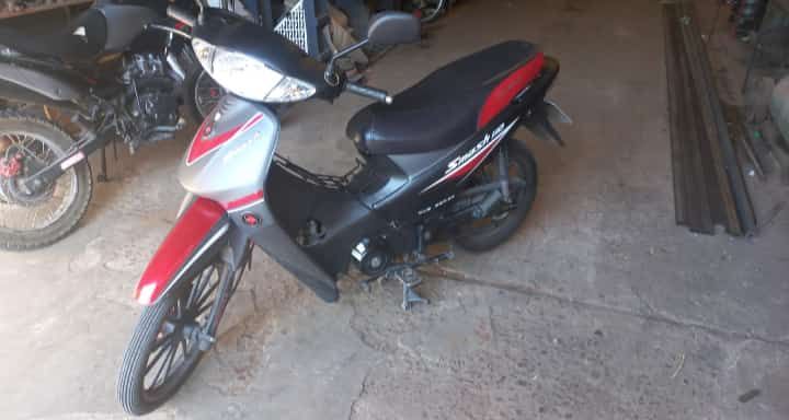 La Gilera Smash estaba estacionada en en Mitre y Arnaldo, fuera del local de Dubai.