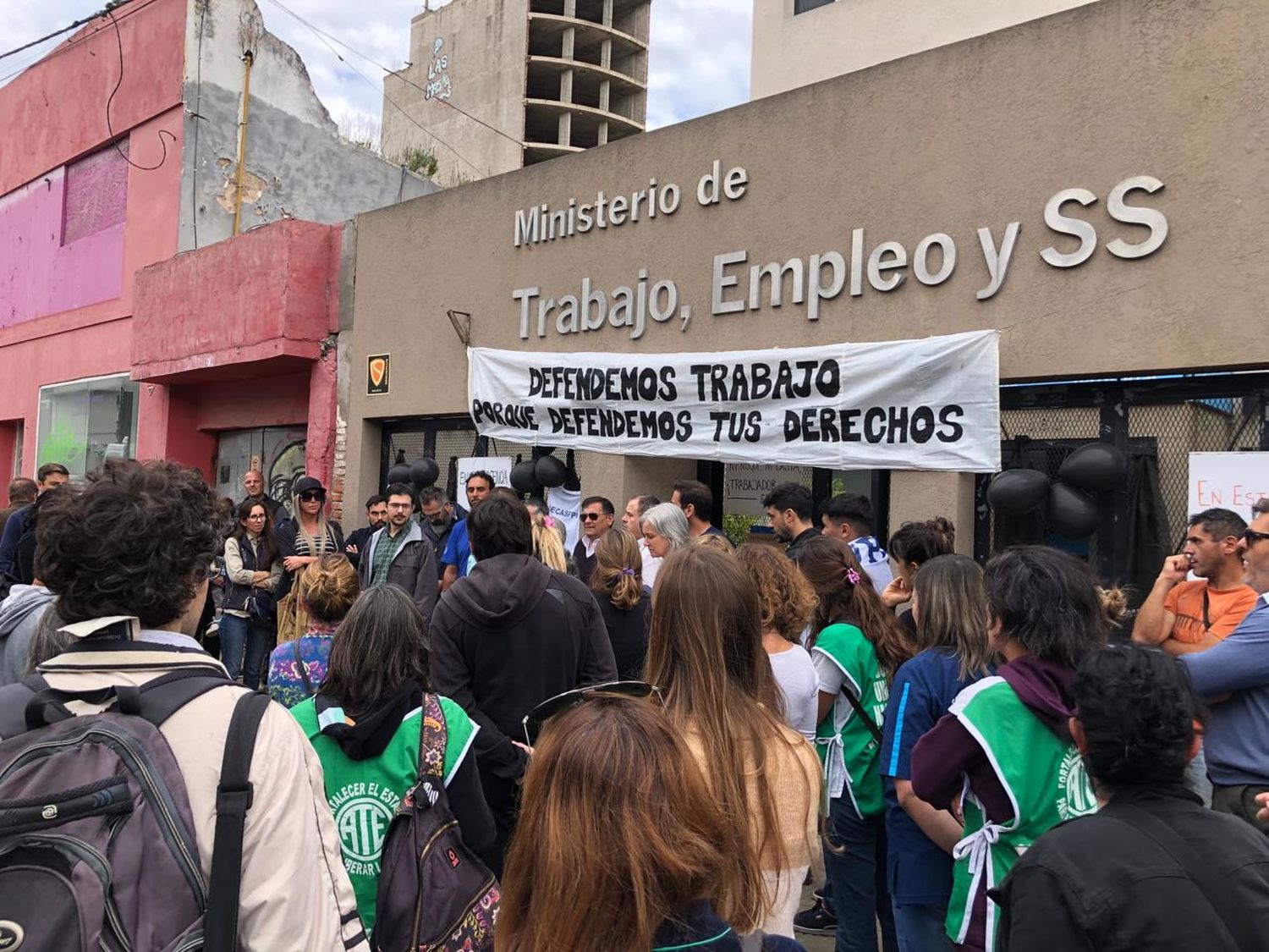 "Defendemos trabajo porque defendemos tus derechos", expresaron los trabajadores convocados en asamblea.