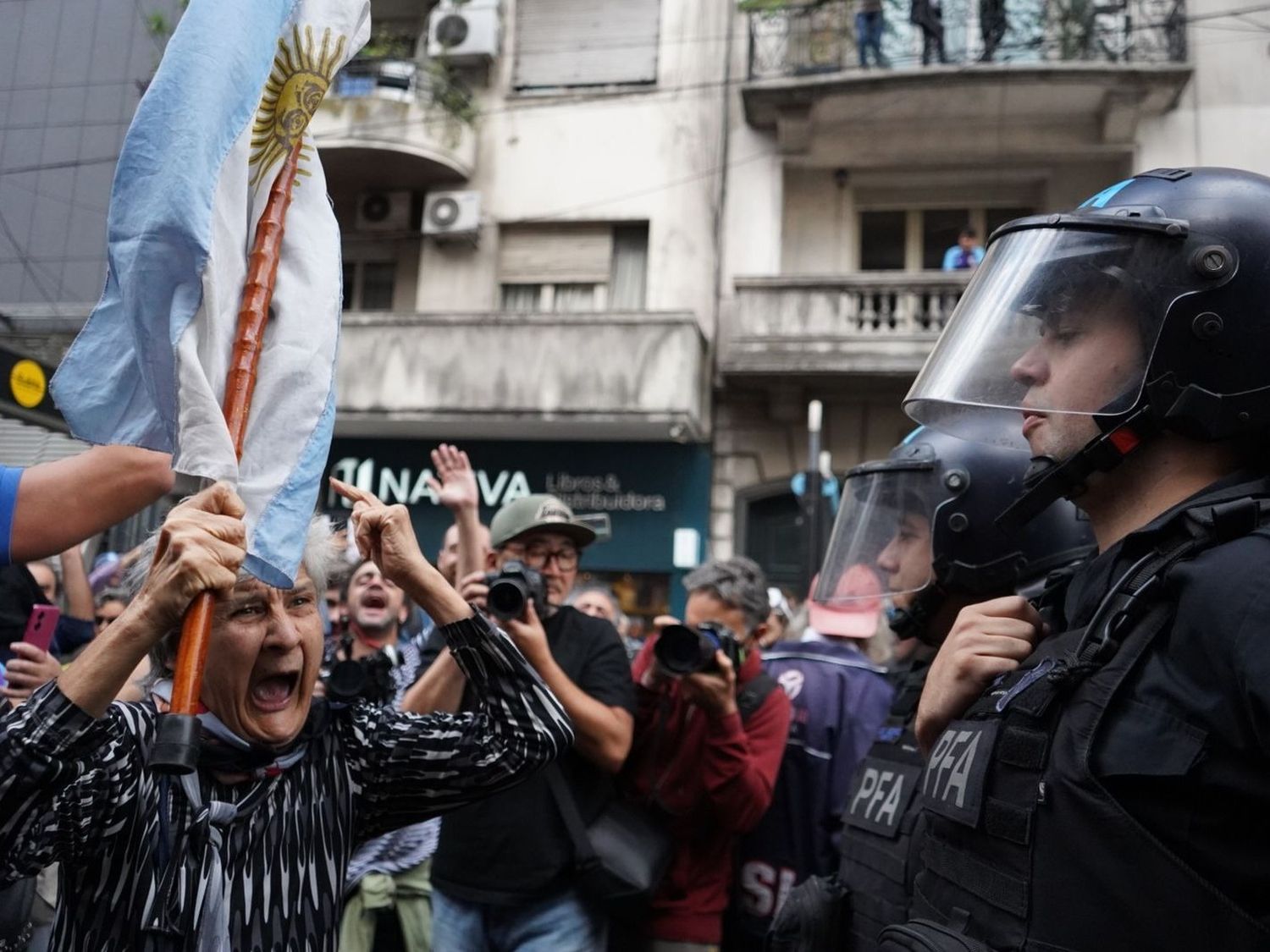 Represión e incidentes en la marcha de los jubilados con el acompañamiento de hinchas