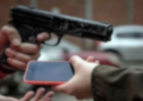 Motochorros le apuntaron con un arma de fuego para robarle el celular