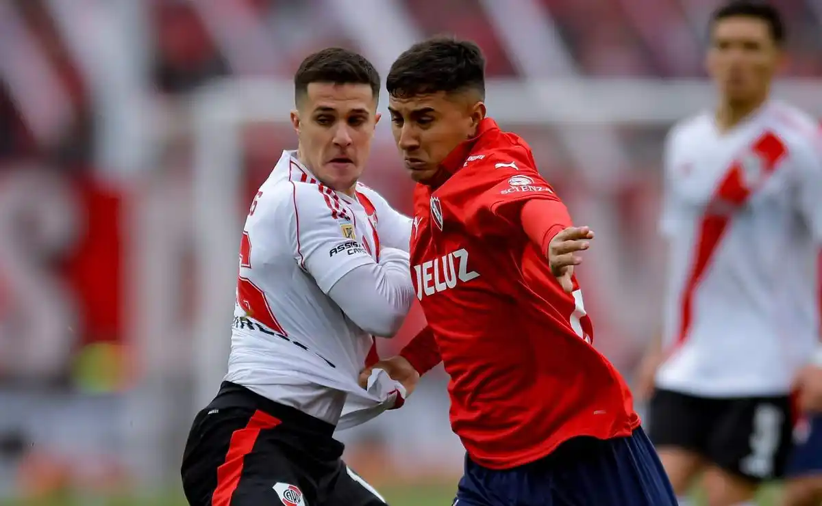 Fabricio Bustos y David Martínez, disputando la pelota.