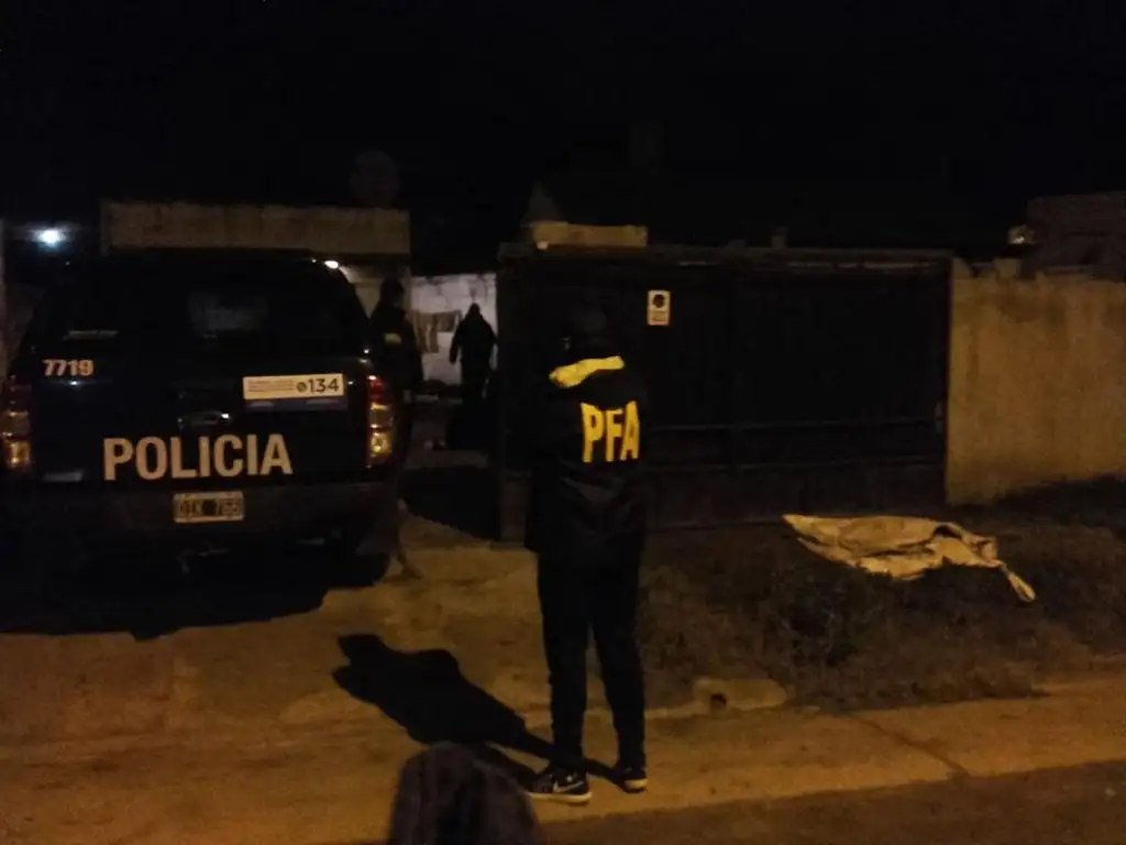 Un prófugo y un aprehendido tras un allanamiento en el que se incautó marihuana 