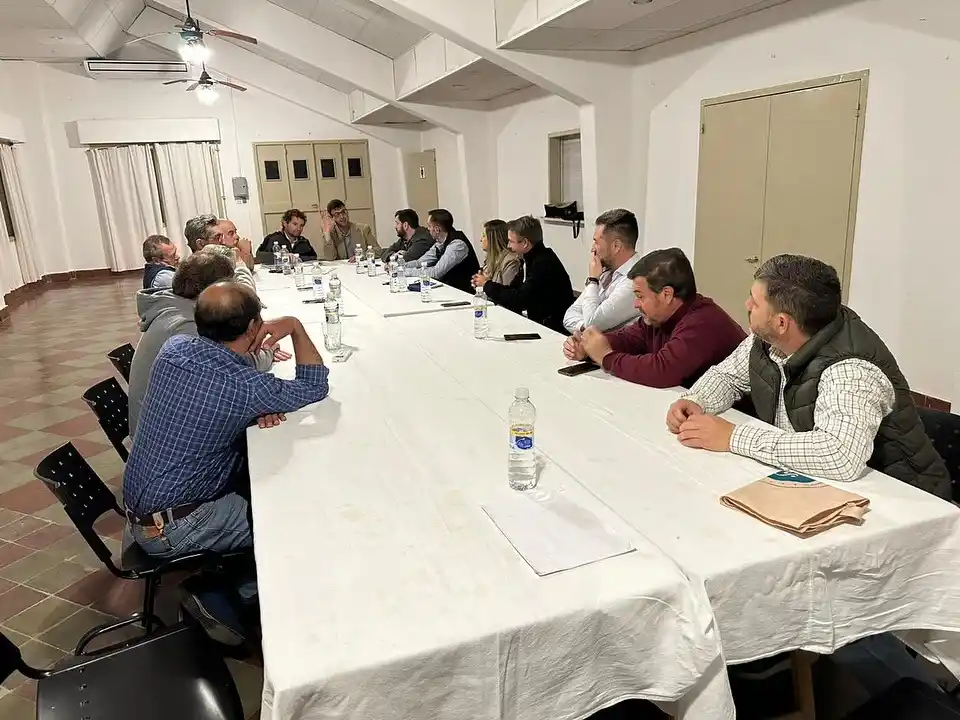 Integrantes de la Rural y legisladores se reunieron con dirigentes de SENASA