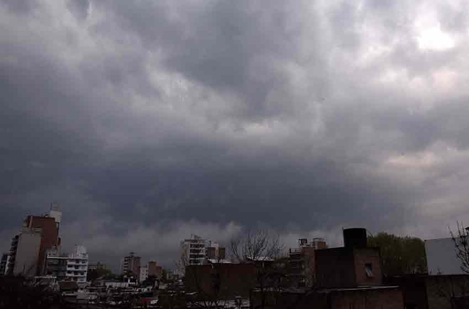 Emiten un alerta amarillo por tormentas fuertes para Rosario y la región