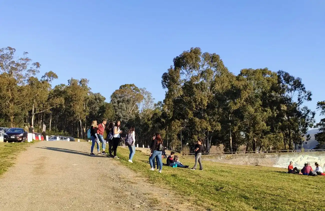Viernes de sol en Tandil, mucha gente y pocos barbijos