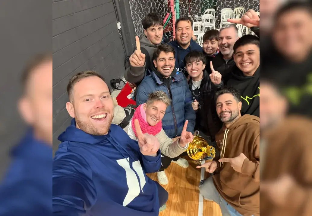El equipo del Polideportivo Municipal de Tres Arroyos con la copa que los consagró en la Liga de Necochea