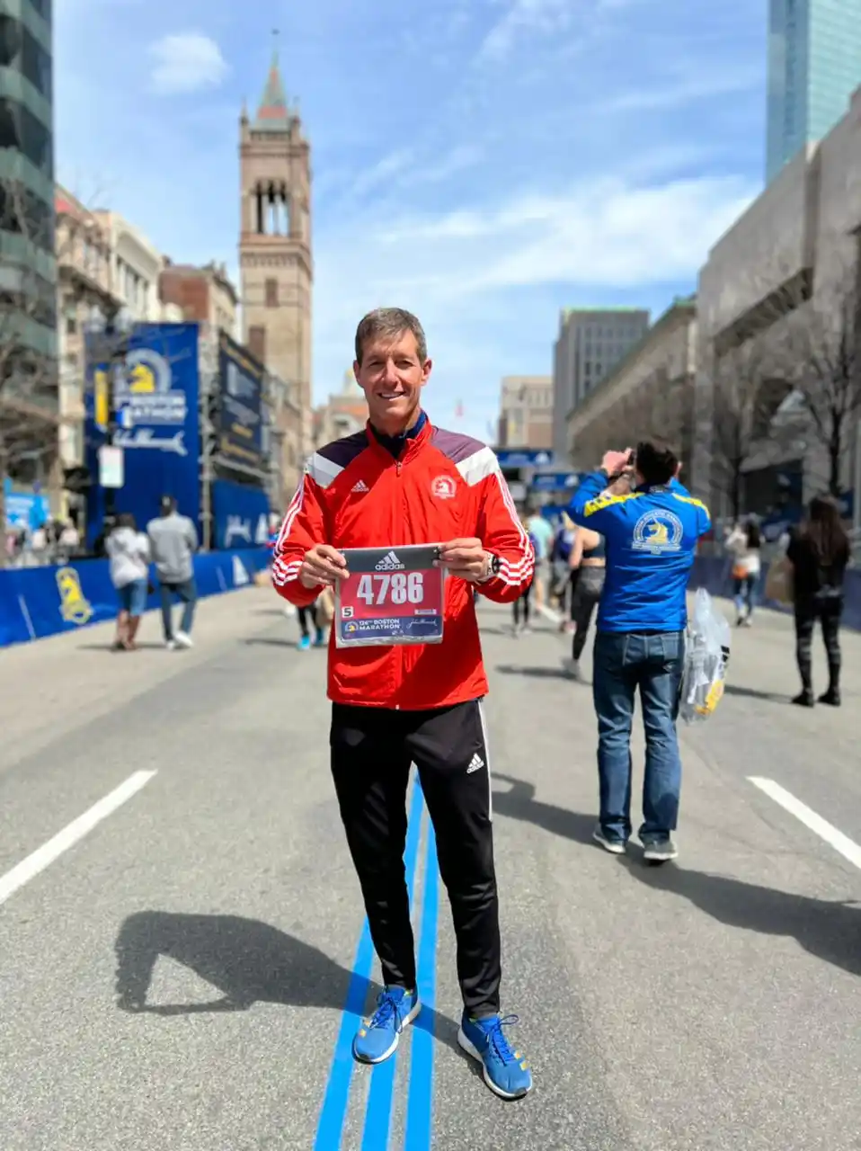 Fernando Llanos participa hoy en la nueva edición del maratón de Boston