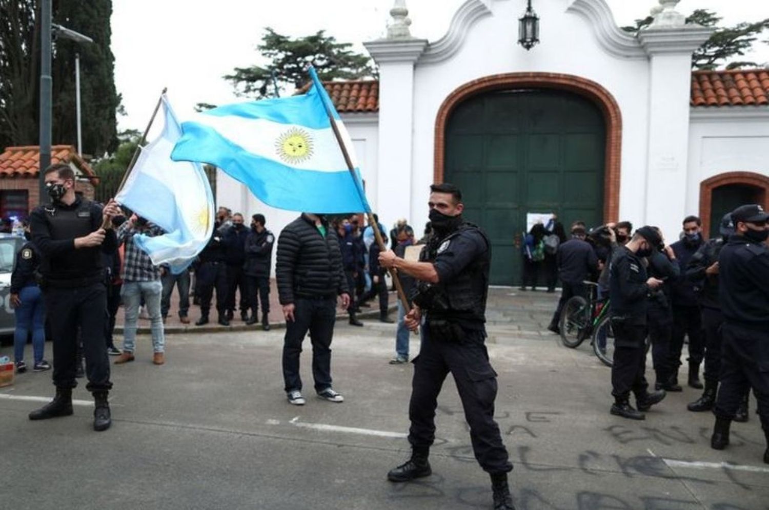 Desafectaron a 400 policías por participar de las protestas