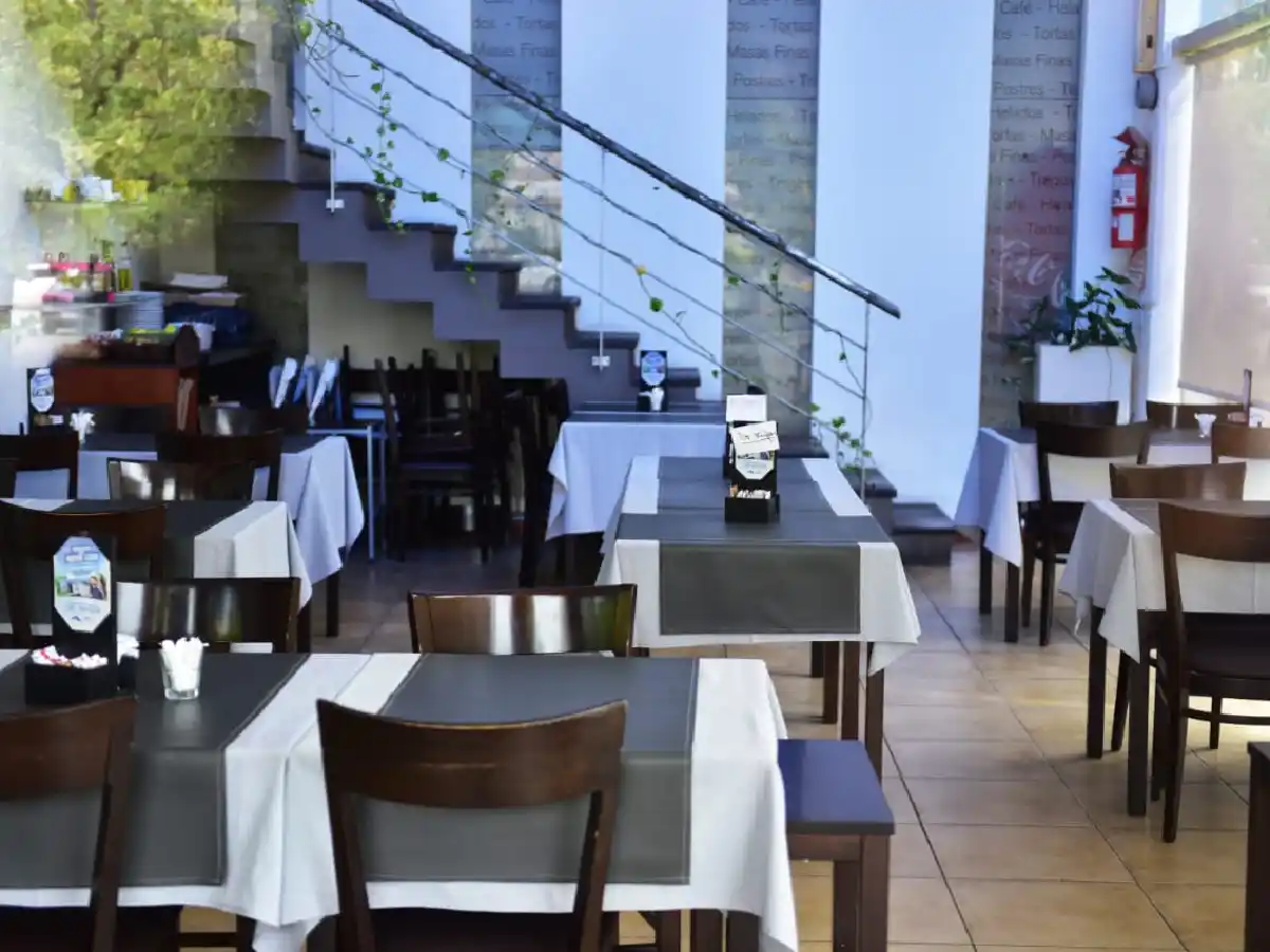 Gastronómicos implementan  delivery y piden que se compre  comida en comercios habilitados 