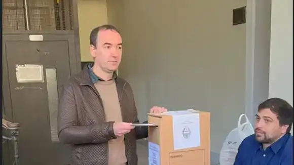 Francisco Adorni tardó en votar en La Plata porque no había autoridades