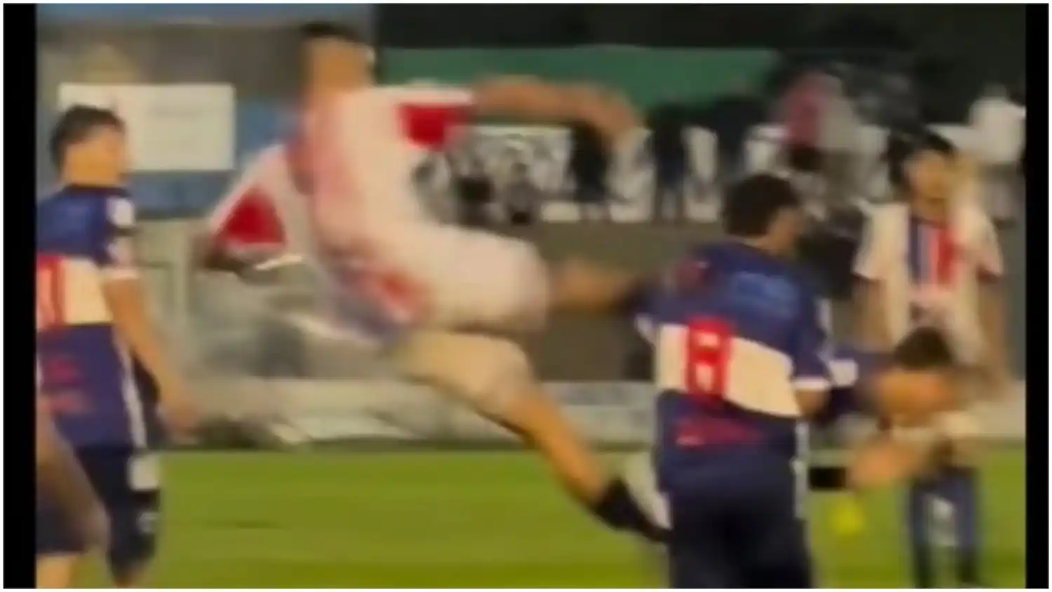 Baradero: otro partido terminó a las piñas y con una patada “karateca” que dejó el encuentro suspendido