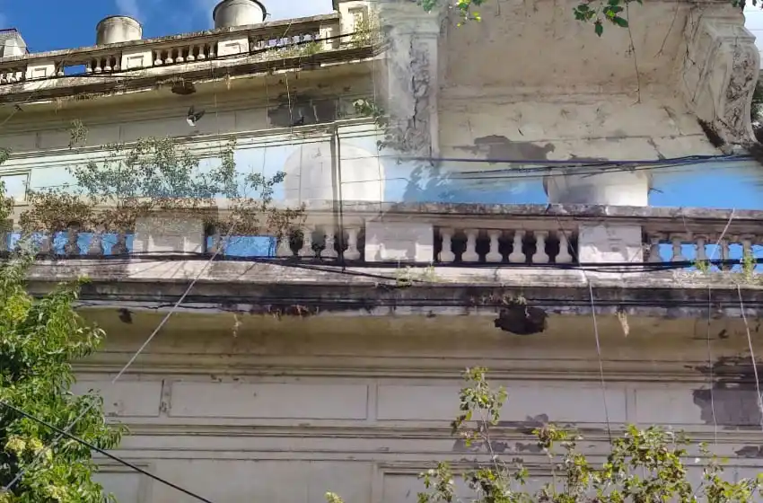 Riesgo de derrumbe en el centro: vecinos hicieron la denuncia pero nada cambió
