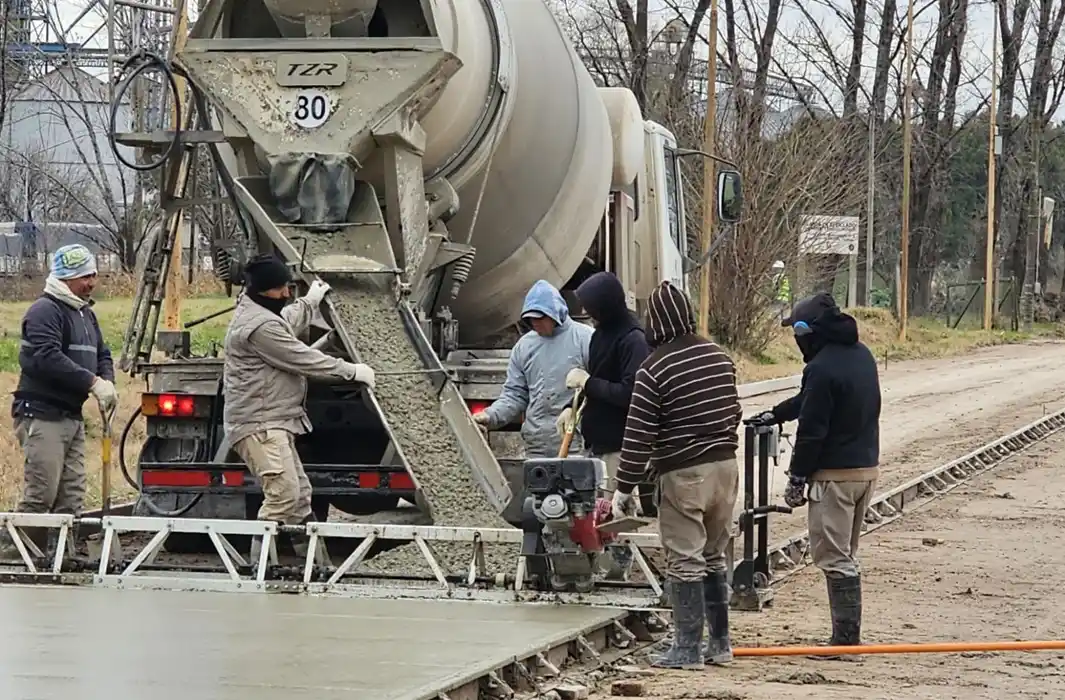 Comenzó a ejecutarse los 390 de pavimento de hormigón en el acceso al Área Industrial.