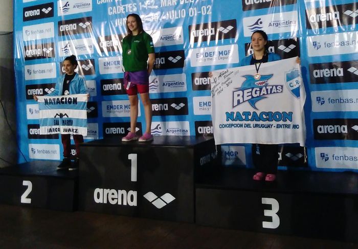 María Guillermina Ruggiero en la cima del podio de los 50 metros mariposa. 