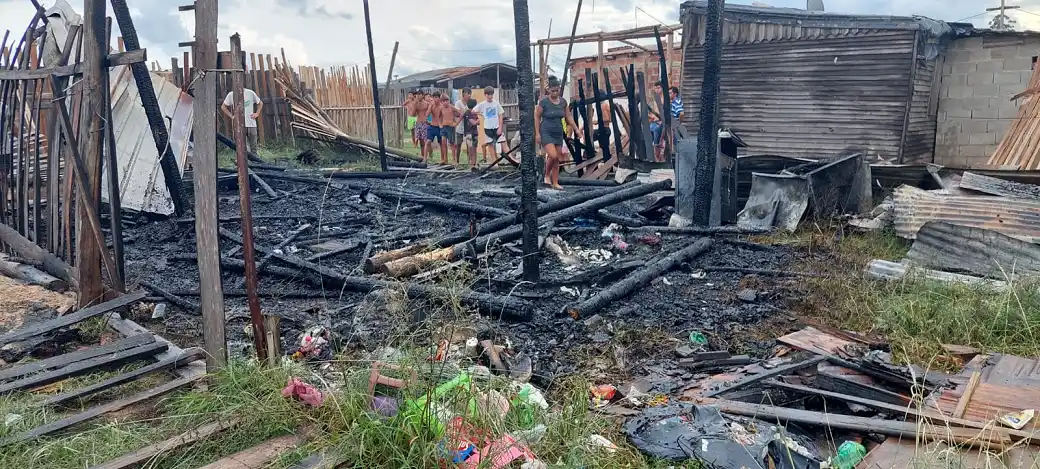 Incendio arrasó con una casilla