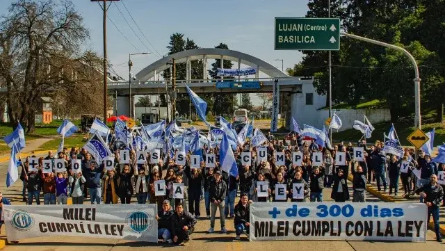Trabajadores de la Universidad Nacional de Luján se manifestaron masivamente este miércoles