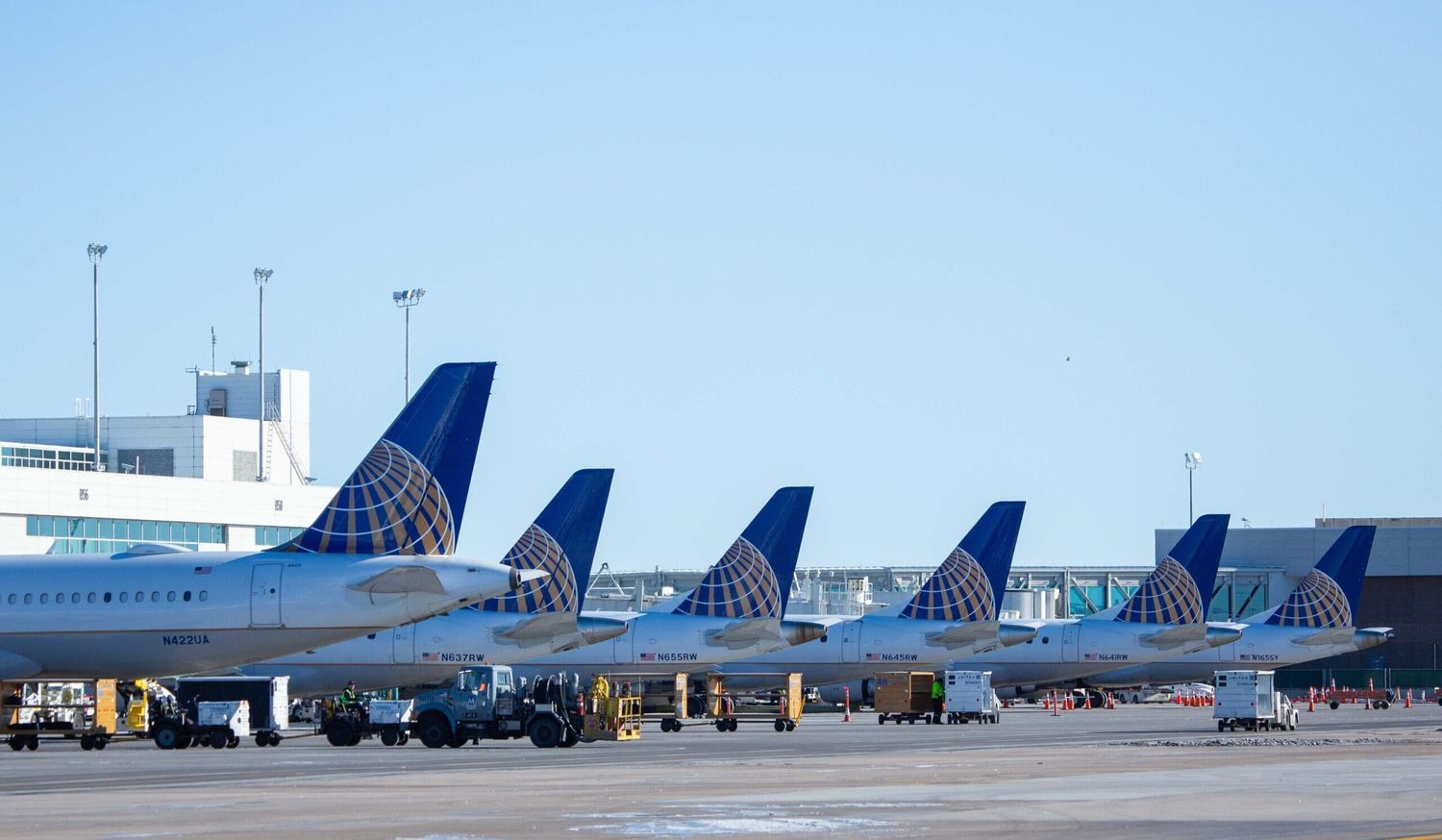 United Airlines exigirá la vacunación contra el COVID-19 a todos sus empleados en Estados Unidos