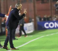 Ariel Holan dejó de ser el técnico de Independiente