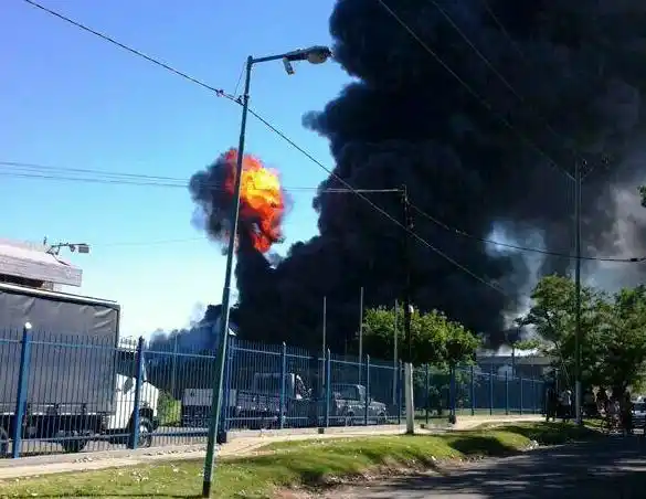 Almirante Brown: Incendio en una planta química del parque industrial de Burzaco